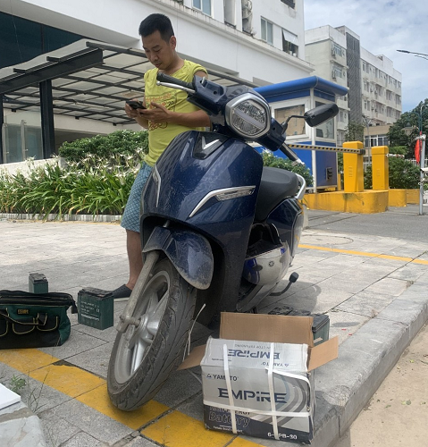 thay ắc quy xe máy điện Vinfast Klara tại Hoàn Kiếm, Hà Nội