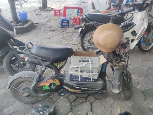 thay bình ắc quy xe máy điện Giant
